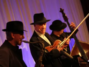 Vorschau: Armin_Mueller-Stahl_als_Musiker