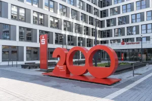 Vorschau: Foto zum Download: Die Jubiläumsplastik der Sparkasse KölnBonn vor dem S-Campus in Köln-Ossendorf, Bildrechte: Stephen Petrat