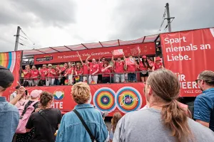 Vorschau: Foto zum Download: Spart niemals an Liebe - unter diesem Motto nahm die Sparkasse KölnBonn mit rund 100 Mitarbeitenden auf dem Wagen und in der Fußgruppe an der CSD-Demo teil. Foto: Oliver Zitza