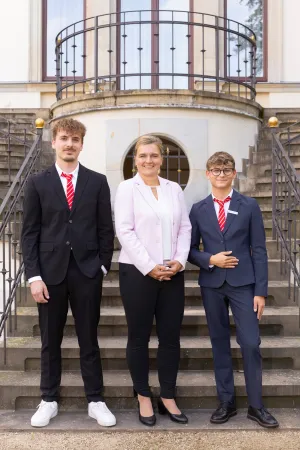 Vorschau: Ausbildungsstart_2024_Sandra_Glimm_Paul_Richter_Oliver_Leisner_(c)_Sparkasse_Leipzig