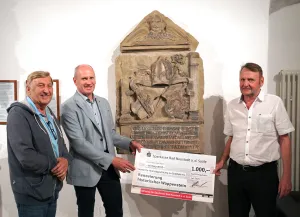 Vorschau: Pressefoto_Spendenueberg_Verein_f_Heimantgeschichte_KOEN