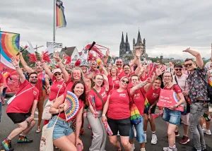 Vorschau: Foto zum Download: Beste Stimmung in der Fußgruppe der Sparkasse KölnBonn, die ihr Engagement für den CSD im Jubiläumsjahr ausgebaut hat. Foto: Oliver Zitza