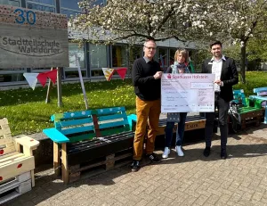Vorschau: Pressefoto_Sparkasse_Holstein_Spende_Stadtteilschule_Walddoerfer