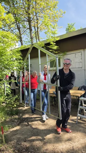 Vorschau: Naspa Mitarbeitende montieren ein Gewächshaus an der Hermann-Ehlers-Schule