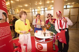 Vorschau: Gemeinnützige Projekte werben auf dem Marktplatz um Spenden: hier die Klinikclowns