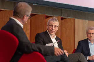 Vorschau: Autor Dr. habil. Jörg Lichter (Mitte) mit Dr. Helge Matthiesen (l.) und Dr. Thorsten Wehber, Historiker beim DSGV