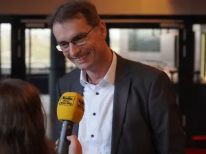 Vorschau: Foto zum Download: Dr. Andreas Dartsch, stellvertretender Vorsitzender des Vorstands der Sparkasse KölnBonn, im Interview mit Radio Bonn/Rhein-Sieg, Bildrechte: Bonner Theaternacht