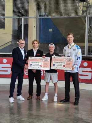 Vorschau: Foto2_Spende Mighty Dogs Juniors