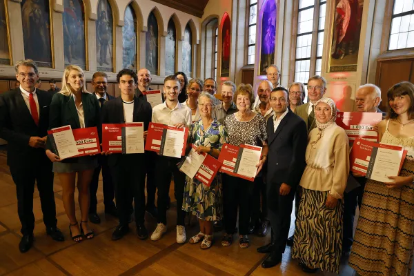 Bild zur Pressemitteilung: 16 engagierte Ehrenamtliche mit dem Frankfurter Bürgerpreis geehrt