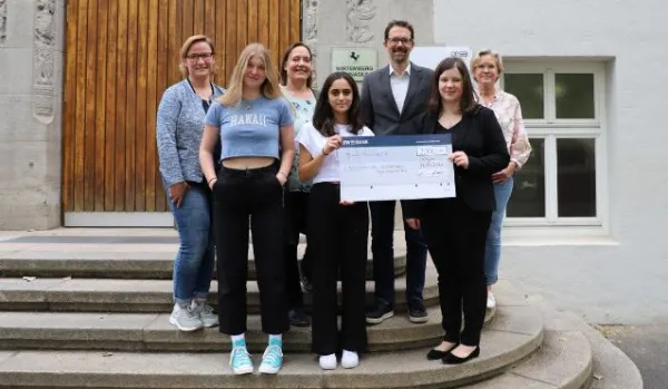 Bild zur Pressemitteilung: Spende aus dem BW-Bank Prämiensparen (PS-Sparen): 2.000 Euro für einen schöneren Pausenhof am Wirtemberg-Gymnasium