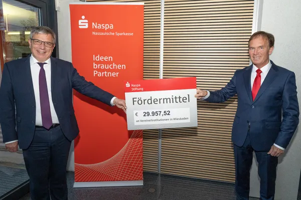 Bild zur Pressemitteilung: Unterstützung für Vereine: Die Naspa Stiftung übergibt Spenden
