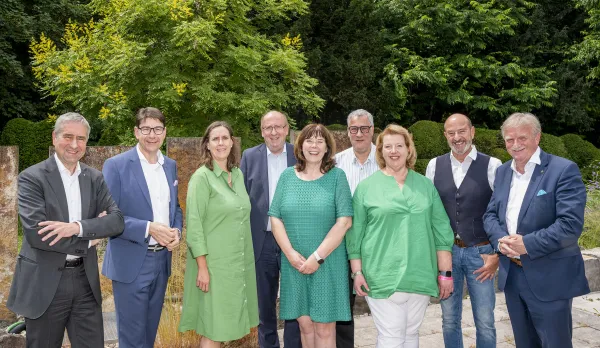 Bild zur Pressemitteilung: Verwaltungsrat der Sparkasse Vorderpfalz: Auszeichnungen für vertrauensvolle Zusammenarbeit