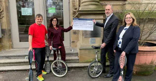 Bild zur Pressemitteilung: Spende aus BW-Bank Prämiensparen (PS-Sparen) 2.000 Euro für Bewegte Pause am Robert-Mayer-Gymnasium