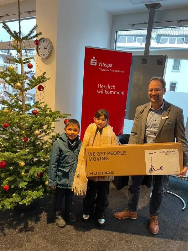 Bild zur Pressemitteilung: Alisha aus Höhr-Grenzhausen gewinnt den Hauptpreis beim Naspa-Bastelwettbewerb zum Weltspartag