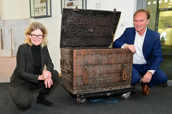 Bild zur Pressemitteilung: Stählerne Geldtruhe für Stadtmuseum