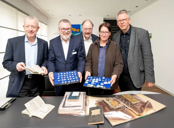 Bild zur Pressemitteilung: Sparkasse Vorderpfalz übergibt Münzsammlung und Tagebücher