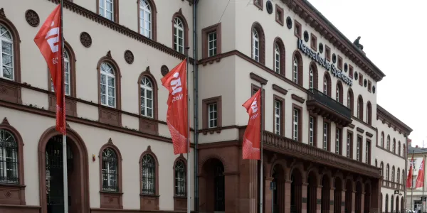 Bild zur Pressemitteilung: Naspa erweitert wieder persönliche Beratung vor Ort