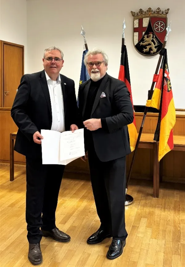 Bild zur Pressemitteilung: Sparkasse Vorderpfalz gratuliert: Thomas Bull erhält Ehrennadel des Landes Rheinland-Pfalz