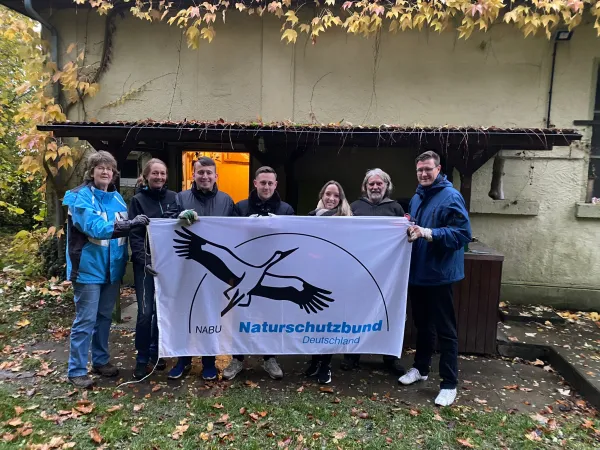 Bild zur Pressemitteilung: Naspa-Beschäftigte beim NABU Friedrichsdorf im Einsatz