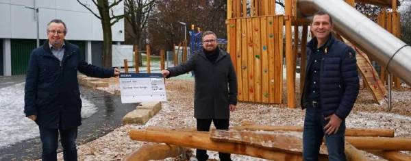 Bild zur Pressemitteilung: Spende aus BW-Bank Prämiensparen (PS-Sparen): Neuer Pausenhof für Reutlinger Schule