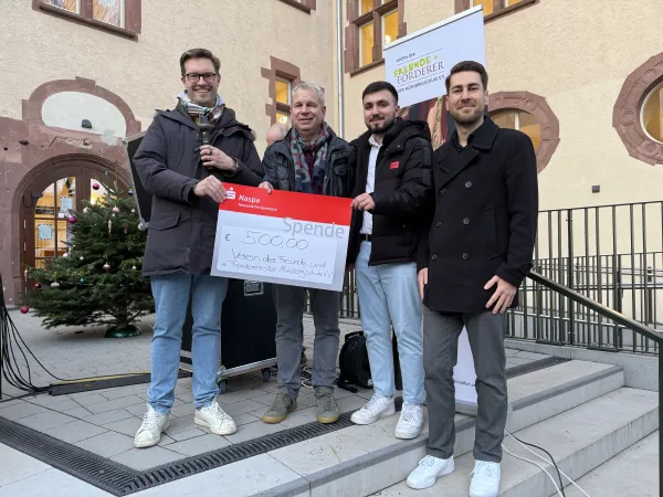 Bild zur Pressemitteilung: 500 Euro für Weihnachtsmarkt der Mühlbergschule in Frankfurt-Sachsenhausen