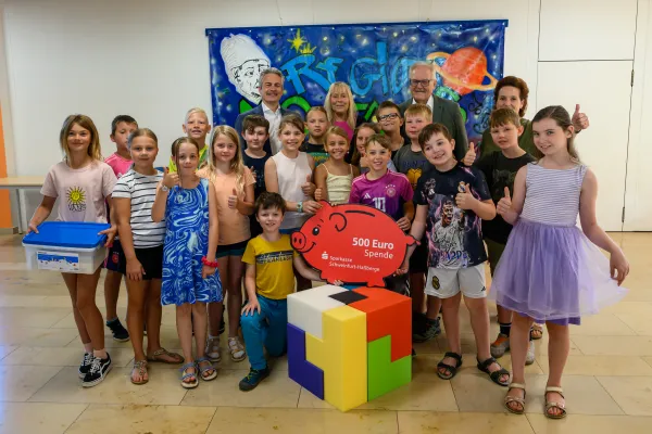 Bild zur Pressemitteilung: Sparkasse spendet für die Regiomontanus-Grundschule Königsberg: