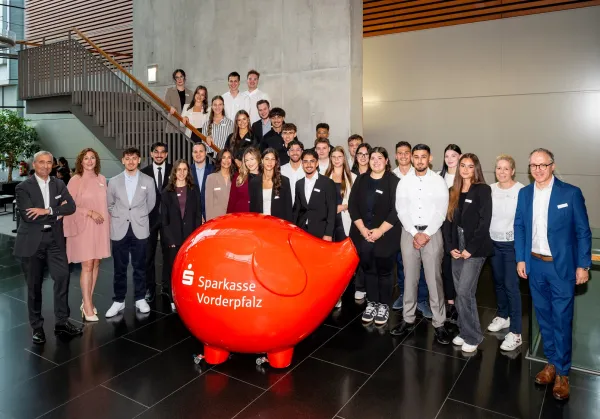 Bild zur Pressemitteilung: 28 Nachwuchskräfte starten ihre Ausbildung bei der Sparkasse Vorderpfalz