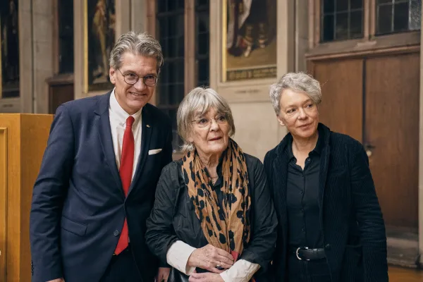 Bild zur Pressemitteilung: Eva Demski mit dem Stoltze-Preis der Stiftung der Frankfurter Sparkasse und der Stiftung Giersch ausgezeichnet