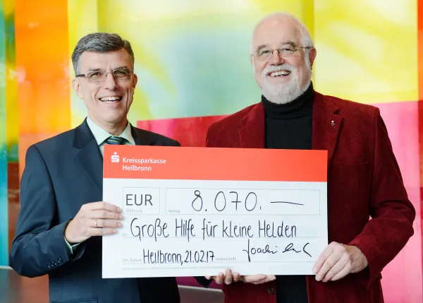 Bild zur Pressemitteilung: 8.070 Euro für „Große Hilfe für kleine Helden“: Kreissparkasse Heilbronn spendet aus einer Kundenbefragung 5 Euro pro Teilnehmer
