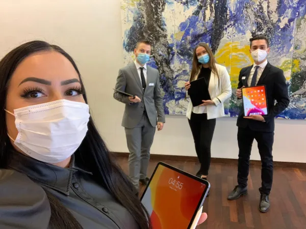 Bild zur Pressemitteilung: Das Warten hat ein Ende - Azubis erhalten ihre iPads!