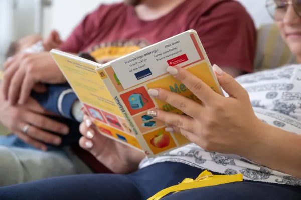 Bild zur Pressemitteilung: Frischgebackene Eltern erhalten Buchgeschenke an hessischen Geburtskliniken
