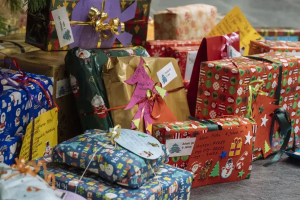 Bild zur Pressemitteilung: Naspa-Weihnachtswunschbaum erfüllt 65 Kinderwünsche