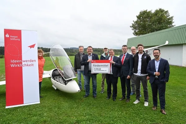 Bild zur Pressemitteilung: Naspa Stiftung unterstützt Anschaffung eines Segelflugzeugs mit 5.000 Euro