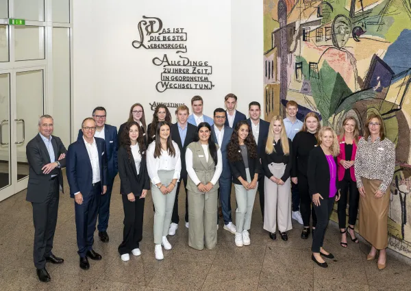 Bild zur Pressemitteilung: Sparkasse Vorderpfalz heißt 15 neue Auszubildende willkommen