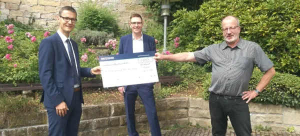 Bild zur Pressemitteilung: Spende der BW-Bank Stuttgart-Vaihingen: 1.500 Euro für die Kindertheatertage