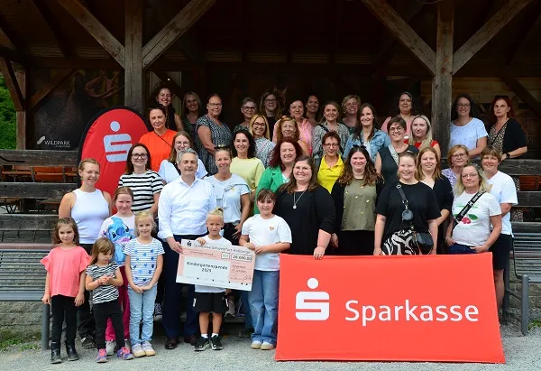 Bild zur Pressemitteilung: Sparkasse Schweinfurt-Haßberge spendet 26.000 Euro an 52 Kindergärten