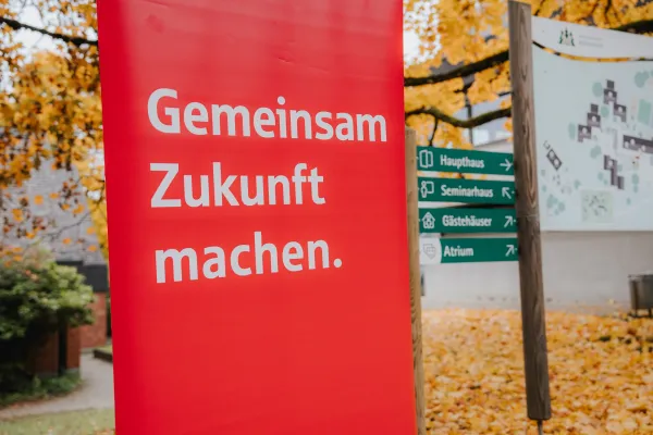 Bild zur Pressemitteilung: Mitarbeitende der Kreissparkasse spenden für soziale Projekte in der Region