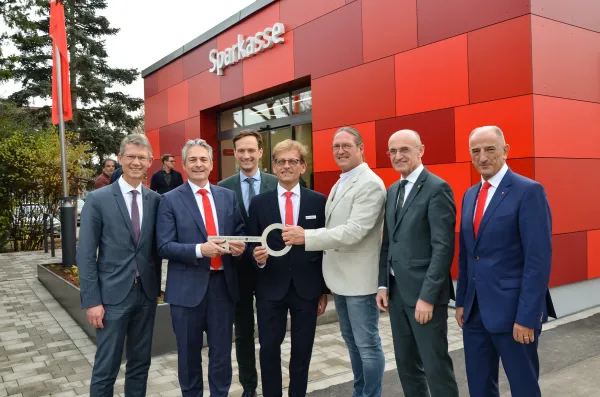 Bild zur Pressemitteilung: Nachhaltig und zukunftsorientiert: Sparkasse weiht Filiale am Bergl nach Umbau ein.
