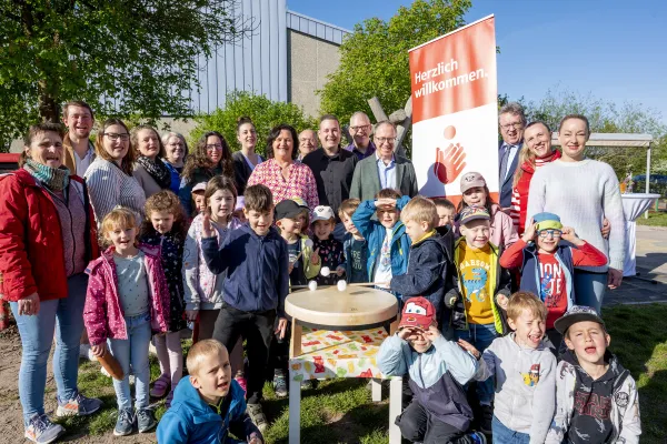 Bild zur Pressemitteilung: Übergabe der ersten Trommeln an Kitas in Schifferstadt