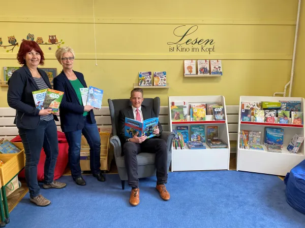 Bild zur Pressemitteilung: Gemeindebücherei Großefehn kann neue Kinder- und Jugendbücher anschaffen