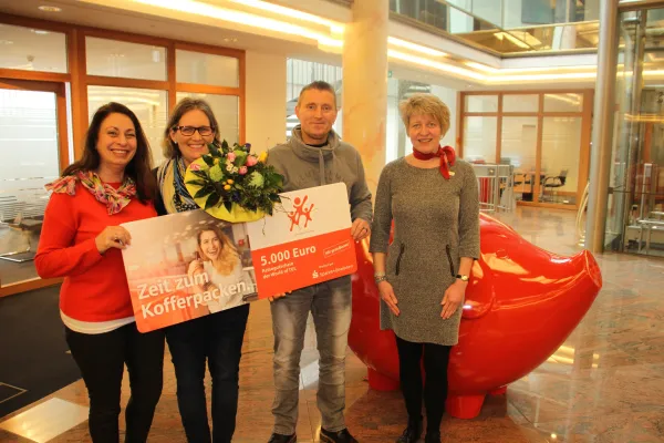 Bild zur Pressemitteilung: Kundin der Sparkasse Aurich-Norden gewinnt 5.000 EUR-Reisegutschein