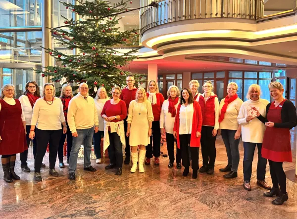 Bild zur Pressemitteilung: Weihnachtssingen mit den „Modern Musical Voices“ und Holger Aden