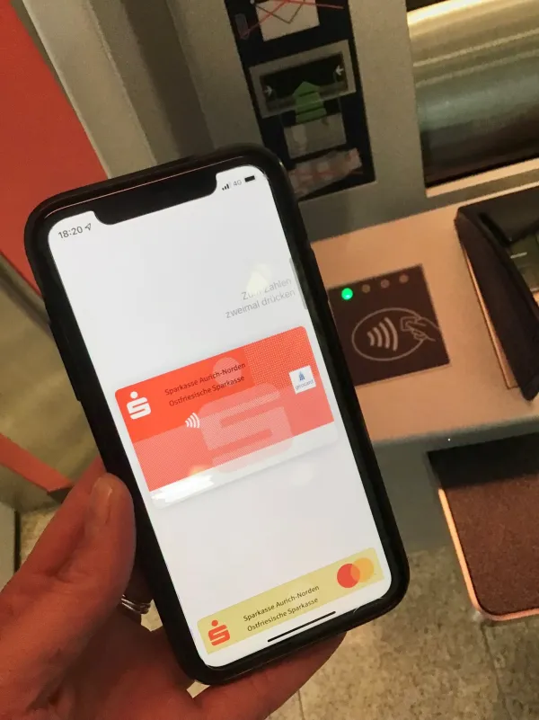 Bild zur Pressemitteilung: Mit dem Smartphone kontaktlos am Geldautomaten