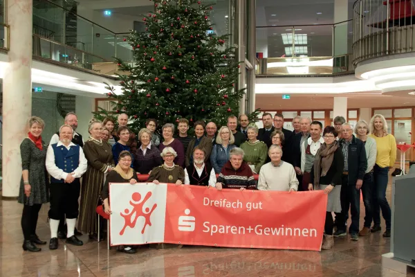 Bild zur Pressemitteilung: Volkstanz vor dem Weihnachtsbaum – Heimatverein erhielt Spende 