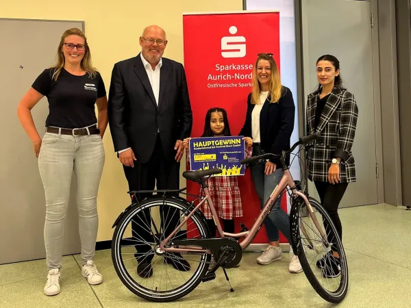 Bild zur Pressemitteilung: Hauptgewinnerin des Kinderfestes Hage freut sich über neues Fahrrad
