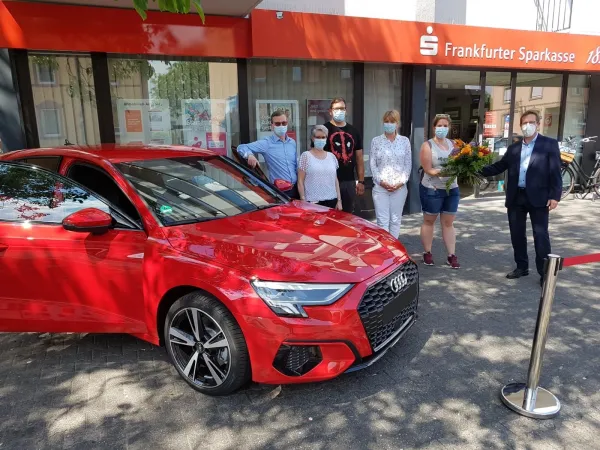 Bild zur Pressemitteilung: Drei nagelneue Audi A3 Sportback für Kundinnen und Kunden der Frankfurter Sparkasse